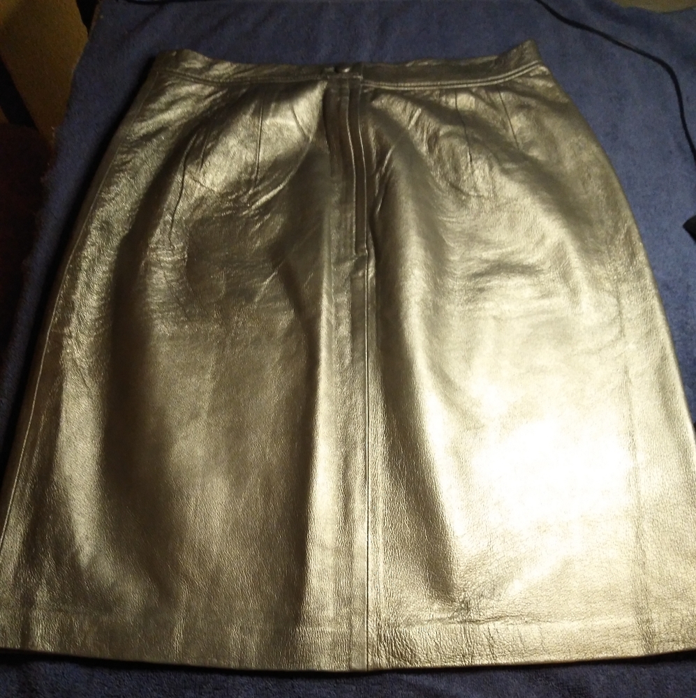 Women's 12: 'Tower Hill Collection' Beautiful Silver Leather w/Lining Skirt
